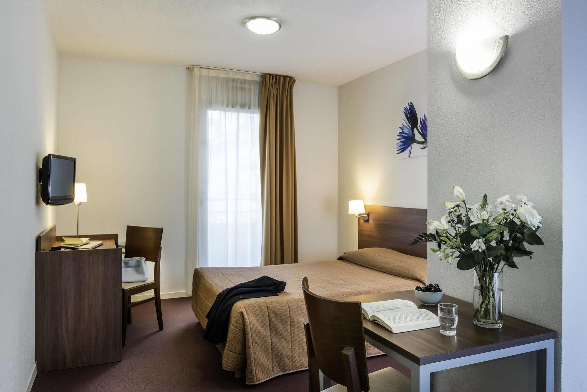 Adagio Access Sous Poissy Aparthotel 2*